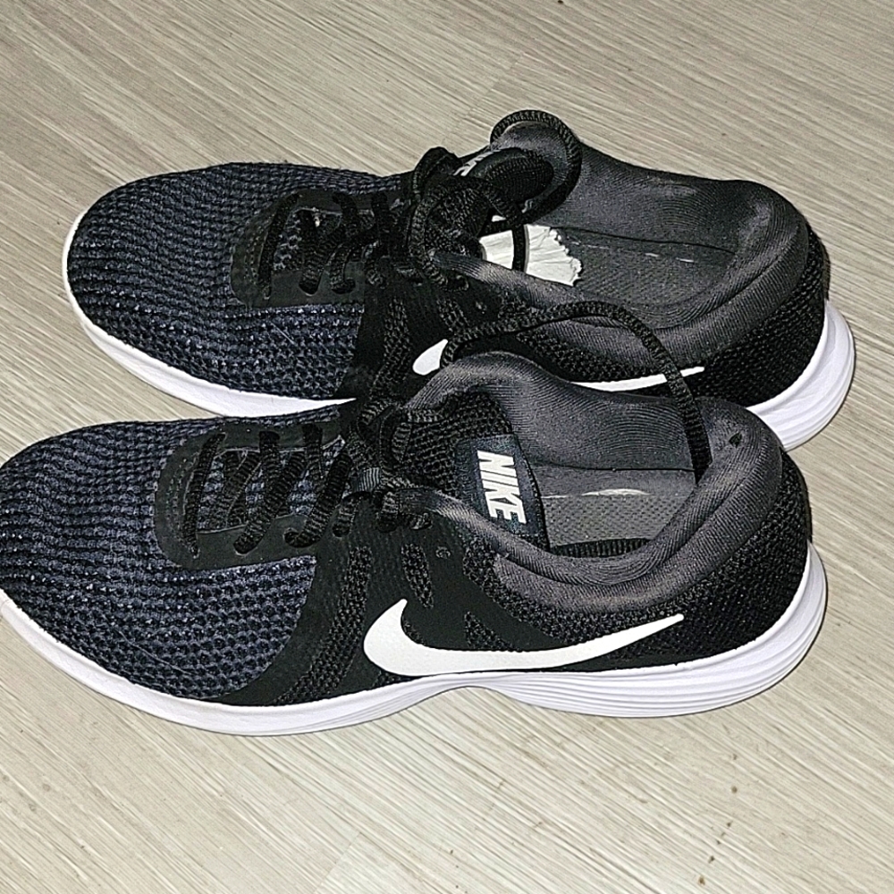 NIKE REVOLUTION 8.5 Sneakers Breathable Mesh Outdoor Workout Beach Coastal Comfy